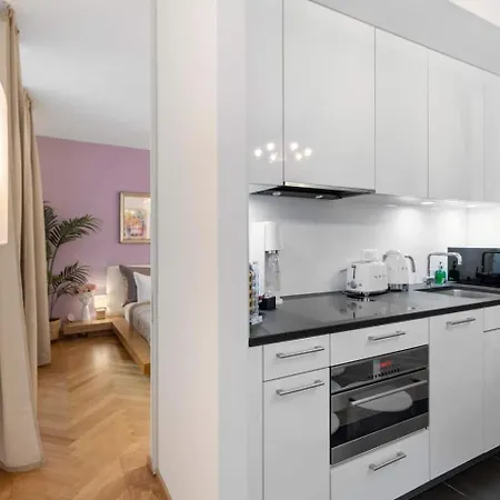 Btqluxtoplocationacfreeparking Апартаменти *